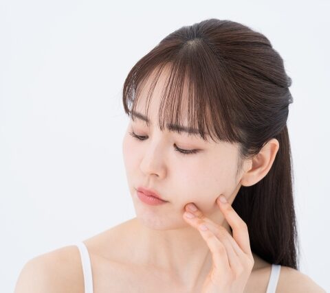 悩む女性
