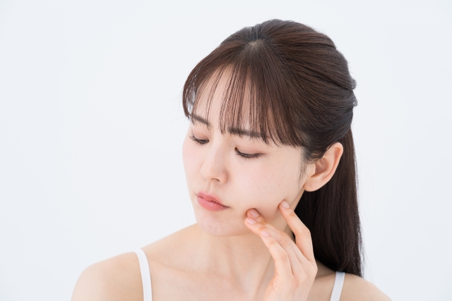 悩む女性