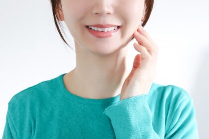 顔を触る女性