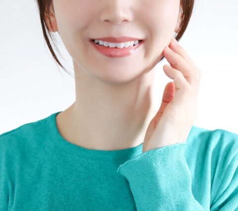 顔を触る女性