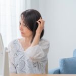 髪の毛を触る女性