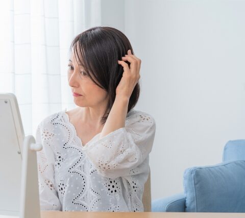 髪の毛を触る女性